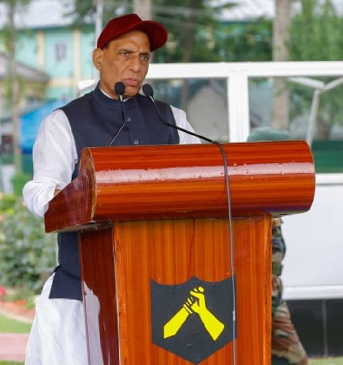 अग्निपथ विरोध के बीच राजनाथ सिंह ने तीनों सेना प्रमुखों से की मुलाकात अग्निपथ विरोध के बीच राजनाथ सिंह ने तीनों सेना प्रमुखों से की मुलाकात